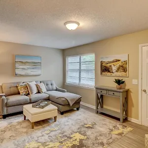 Holiday home #111 Elaborate Ideal Location 2brm/2 Parking, Hilton Head Island